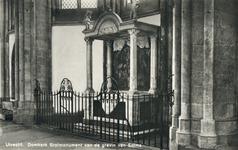 3124 Interieur van de Domkerk te Utrecht: het grafmonument van de gravin Van Solms tegen de oostmuur van de kooromgang ...